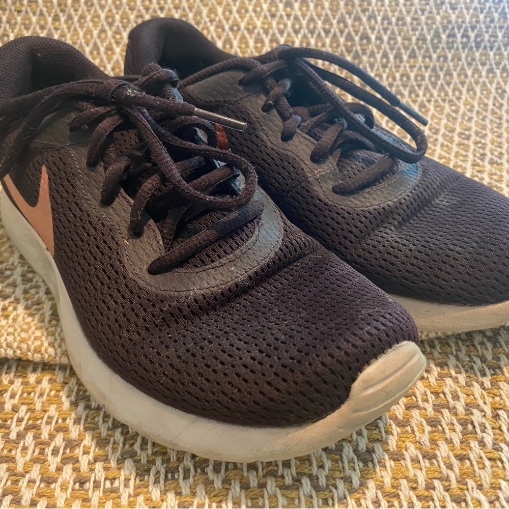 Nike Tanjun Women's Burgundy Running Shoes